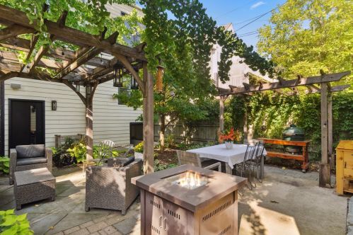 2037 Sawyer Ave, Chicago IL 60647-2703 exterior