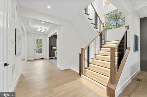 1327 Mayflower Dr, Mc Lean VA 22101-3405 exterior