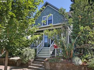 20 30th Pl, Portland, OR 97214-1913