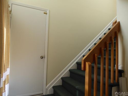 8 Gate House Ln, Edison, NJ 08820-4001