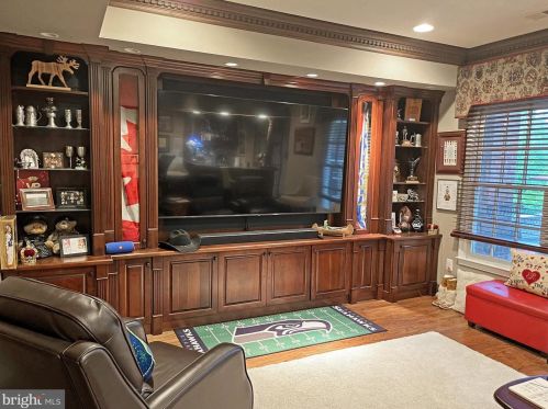 18 Alexander St, Alexandria VA  22314-3869 exterior