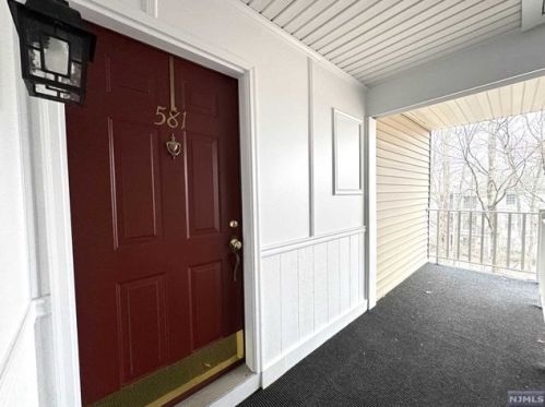 581 Holly Ct, Mahwah NJ  07430-3437 exterior