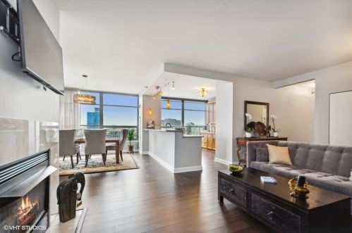 1600 Prairie Ave, Chicago IL  60616-1360 exterior