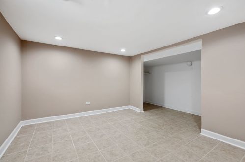 12537 Winchester Ave, Chicago IL 60827-5607 exterior