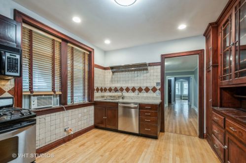 5921 Artesian Ave, Chicago IL 60659-5034 exterior