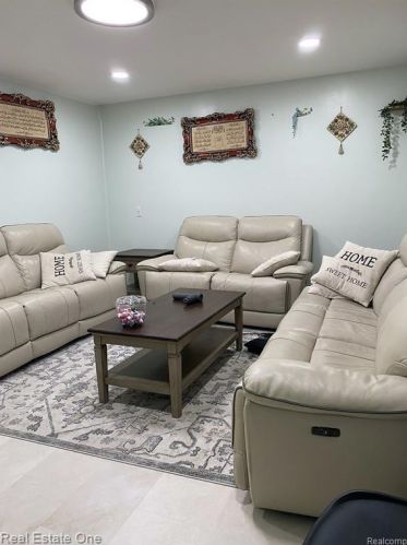 6474 Nightingale St, Dearborn Heights MI  48127-2131 exterior