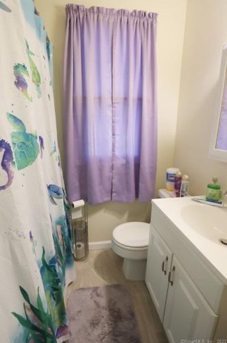 323 Oak St, New Britain CT 06051-1213 exterior