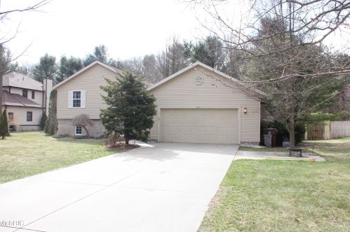 2065 Pleasant Oak Dr, Meskegon, MI 49445-1689