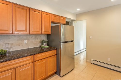 66 Avondale St, Valley Stream NY 11581-1801 exterior