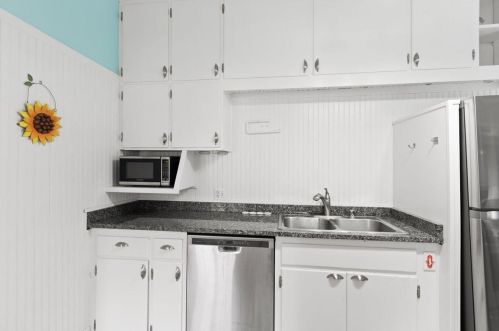 2427 Stratford Ct, Milwaukee WI 53211-2635 exterior