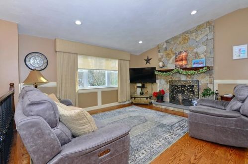 9 Ferncrest Dr, Providence RI 02919-3503 exterior