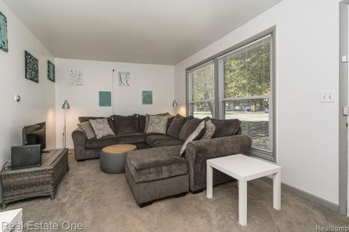 2475 Culbertson Ave, Rochester MI 48307-4610 exterior