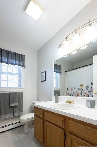 35 Red Oak Hl, Torrington CT 06790-8080 exterior