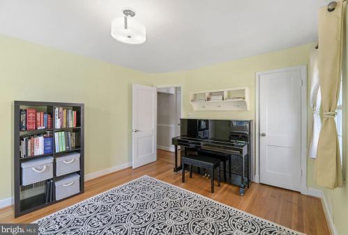 1712 Oakcrest Dr, Alexandria VA 22302-2336 exterior