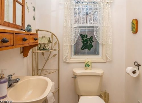 12 Oakwood Trl, Kinnelon NJ 07405-3115 exterior