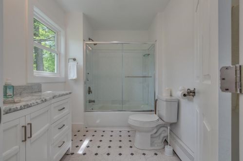 36 Charles St, Concord NH  03303-1528 exterior