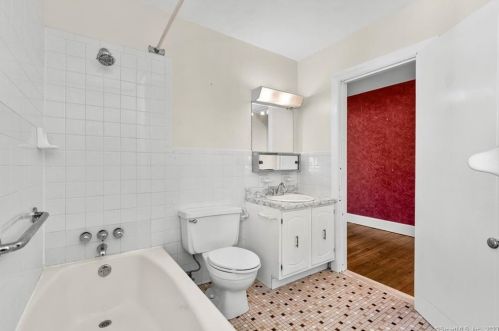 46 Glenwood St, Manchester CT  06040-6142 exterior