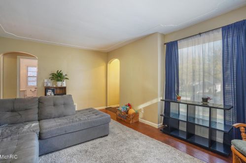 1148 Aberdeen St, Grand Rapids MI 49505-3822 exterior