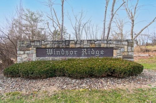 240 Windsor Rdg, New Castle, PA 16105-9155