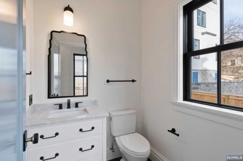 11 Lasher Ln, Edgewater NJ  07020-1403 exterior