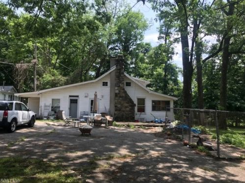 111 Chincopee Ave, Hopatcong, NJ 07843-1638