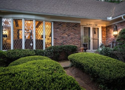 208 Tanglewood Dr, Springfield, MA 01106-1667