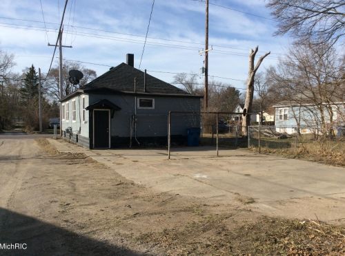 210 Hackley Ave, Meskegon MI 49444-1060 exterior