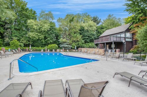 246 Dunbarton Ct, Kalamazoo MI  49006-4352 exterior