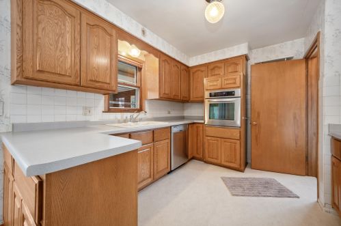 4476 66th St, Milwaukee, WI 53220-3424