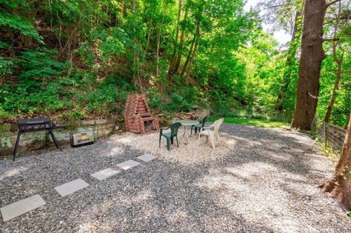 236 Roosevelt Dr, Seymour CT 06483-2118 exterior