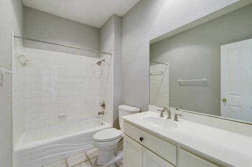 5406 Courtyard Dr, Austin TX 78730-5015 exterior