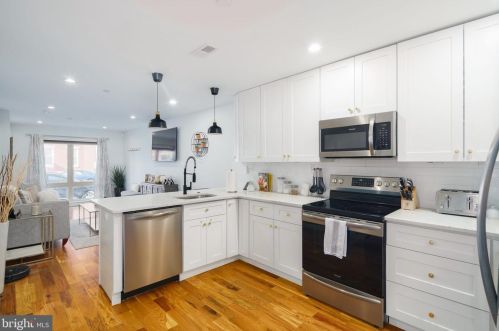 2132 Christian St, Philadelphia, PA 19146-2503