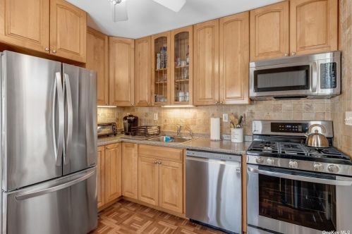 4 Lynhaven Pl, Commack NY 11725-3107 exterior