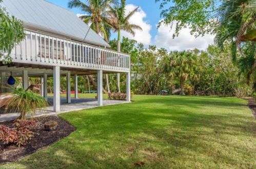 5058 Seahorse Ave, Naples FL 34103-2470 exterior