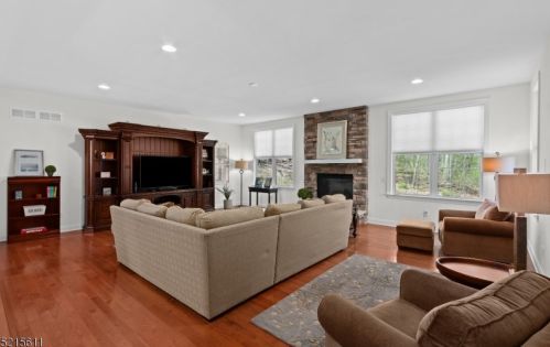 8 Sovereign Dr, Roxbury Township NJ  07836-0230 exterior