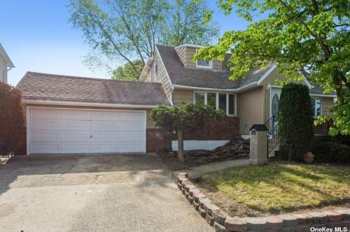 669 Arcadian Ave, Valley Stream, NY 11580-1407