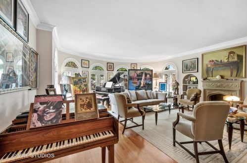 2619 Morse Ave, Chicago, IL 60645-4516