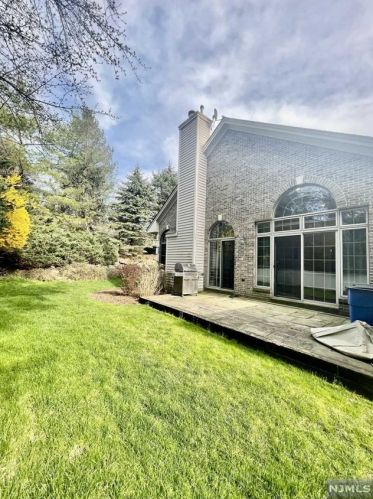 313 Laurel Brook Rd, Montvale, NJ 07645-1742