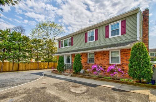 58 21st St, Huntington Station, NY 11746-3259