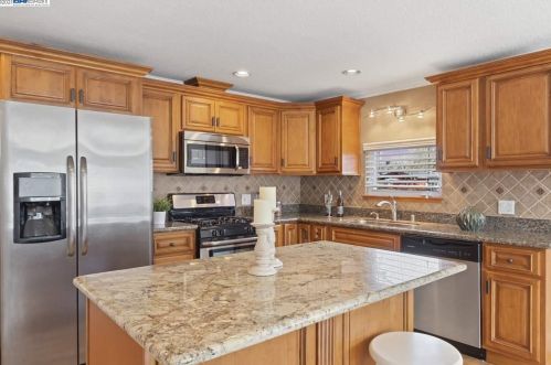 1870 Elinora Dr, Concord CA 94523-2815 exterior