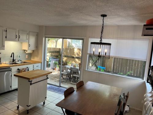 7258 Coronado Cir, Austin TX  78752-2008 exterior