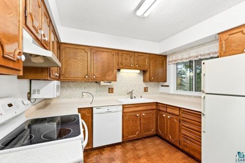 808 Arrowhead Rd, Duluth MN 55811-2207 exterior