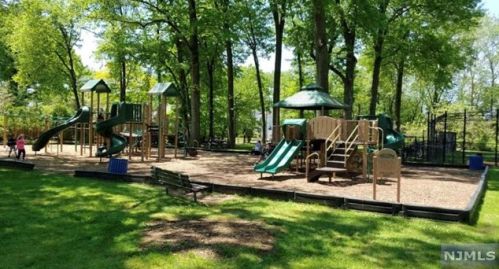 454 Charles St, N Milford NJ  07646-1939 exterior