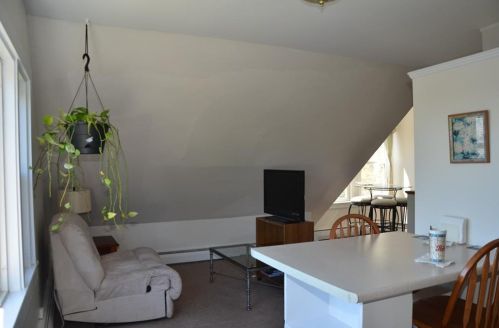 90 Gibbs Ave, Middletown RI 02840-2239 exterior