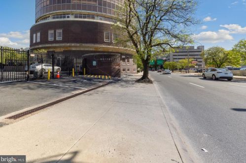 201 8th St, Philadelphia PA  19106-3519 exterior