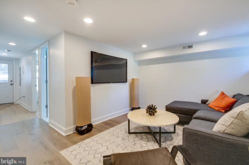 211 Douglas St, Washington DC  20002-1031 exterior