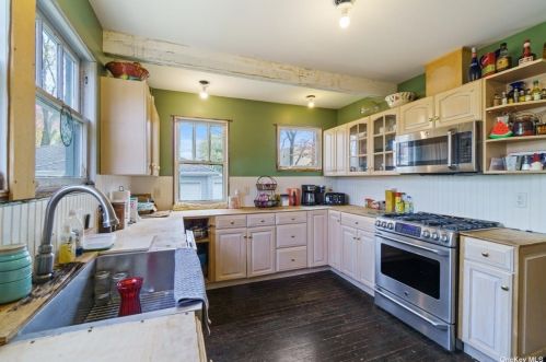 61 12 St, Huntington Station NY 11746-2532 exterior