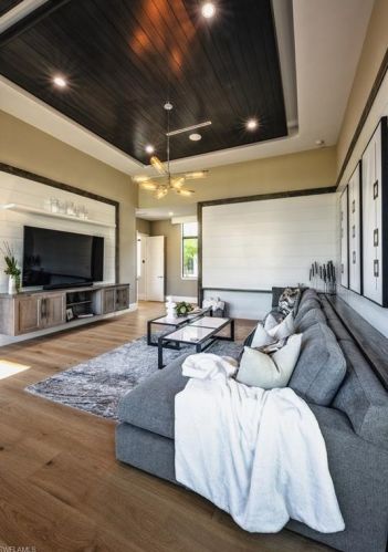 691 Annemore Ln, Naples FL 34108-7520 exterior