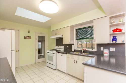 5231 Old Colony Rd, Kalamazoo MI 49008-3216 exterior