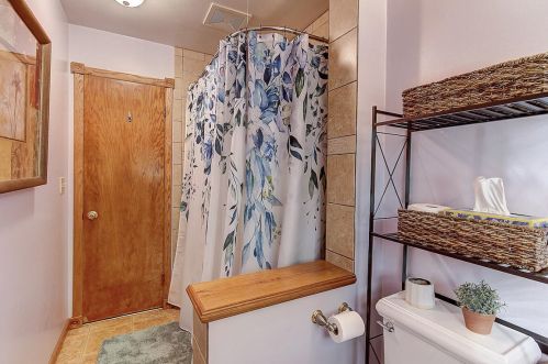 6038 Ironwood Ln, Milwaukee WI 53217-4423 exterior